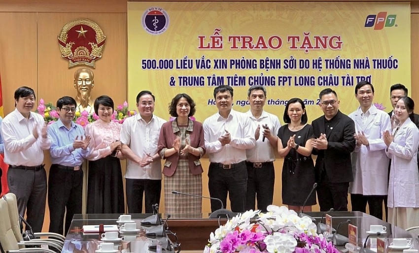 Hệ thống nhà thuốc và tiêm chủng FPT Long Châu đã trao tặng 500.000 liều vắc-xin sởi cho Bộ Y tế nhằm đẩy nhanh tốc độ bao phủ vắc xin sởi trên toàn quốc.