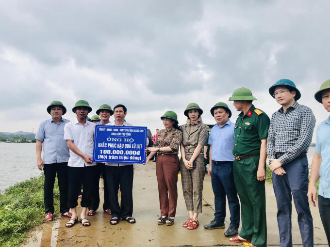 Đoàn công tác của Tập đoàn FLC cùng chính quyền tỉnh tại hiện trường một khu vực chịu ảnh hưởng của thiên tai
