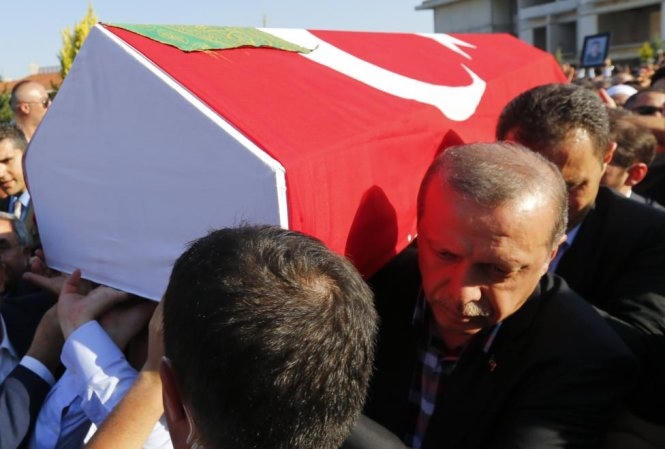 Ngày 17/7, Tổng thống Erdogan dự lễ tang một nạn nhân thiệt mạng trong cuộc đảo chính. (Ảnh: Reuters)