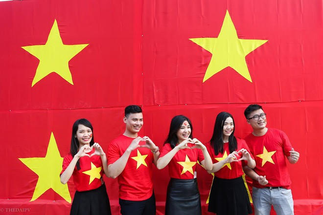 Người hâm mộ trong trang phục cờ đỏ sao vàng sẵn sàng cổ vũ cho chiến thắng đội tuyển U23 Việt Nam