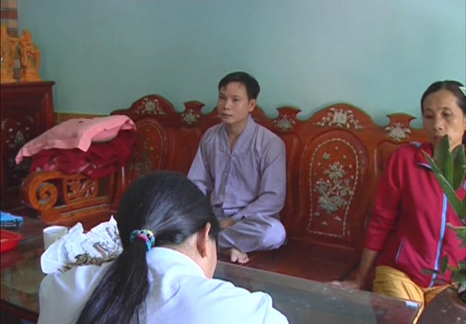 Đoàn kiểm tra lập biên bản với ông Phương.