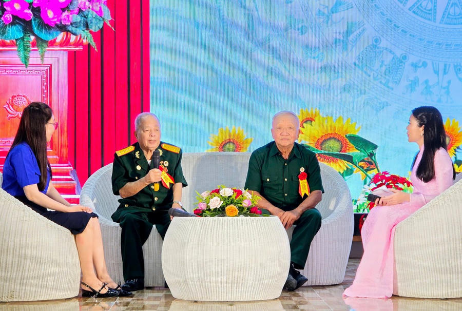 Các bác lão thành cách mạng, kể về thời khắc giải phóng tỉnh Cà Mau, góp phần vào chiến thắng mùa xuân 1975, thống nhất đất nước.
