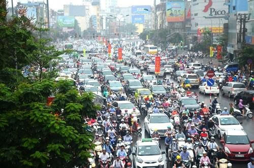 Hà Nội luôn nằm trong tình trạng ùn tắc giao thông những giờ cao điểm. Ảnh: Ùn tắc giao thông tại khu vực đường Tây Sơn (quận Đống Đa, TP Hà Nội) - Ảnh: Nguyễn Hưởng