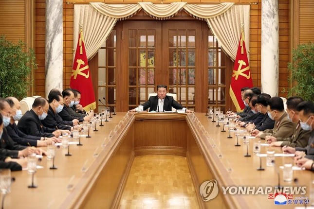 Triều Ti&ecirc;n ph&aacute;t hiện ca mắc COVID-19 đầu ti&ecirc;n, &ocirc;ng Kim Jong-un họp khẩn ảnh 1