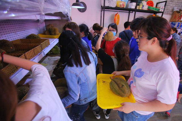 Xếp h&agrave;ng chờ tới lượt mua sầu ri&ecirc;ng ăn trả hạt ở TP HCM