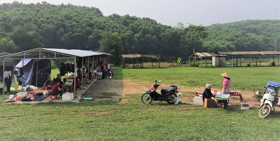 Mong mỏi có chợ để thuận lợi buôn bán nhiều năm chưa được thực hiện, địa phương xã Ngọc Lâm phải làm chợ tạm để phục vụ nhân dân