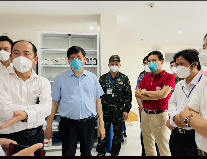 Bộ trưởng Bộ Y tế Nguyễn Thanh Long, Giám đốc Sở Y tế TP HCM Tăng Chí Thượng và Quyền điều hành Trường ĐH Y Hà Nội PGS.TS Đoàn Quốc Hưng(áo đỏ) đi kiểm tra công tác chống dịch tại Quận 8 (Trạm y tế lưu động quân dân y) ngày 27/8.