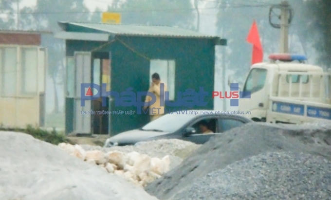 Có mặt cán bộ CSGT nhưng...