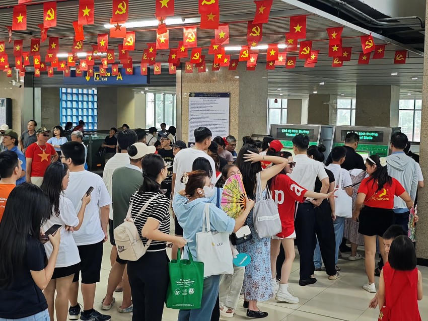 Gần tối người đổ về khu vực ga Cát Linh càng đông.