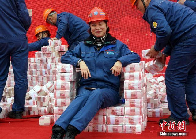 Trung Quốc: C&aacute;c c&ocirc;ng ty xếp tiền th&agrave;nh n&uacute;i thưởng Tết cho nh&acirc;n vi&ecirc;n