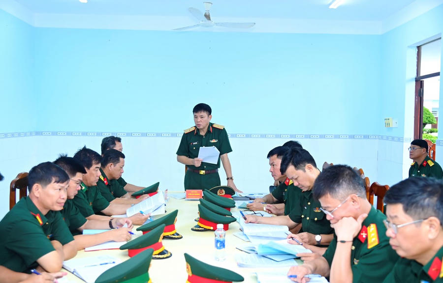 Thiếu tướng Trấn Bá Khương - Phó Cục trưởng Cục Quân huấn - Nhà trường phát biểu kết luận buổi kiểm tra các đơn vị.