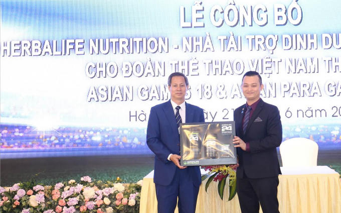 Ông Trần Văn Mạnh (trái) trong buổi Lễ công bố “Herbalife Nutrition – Nhà tài trợ dinh dưỡng chính thức cho đoàn TTVN tham dự ASIAD 18 và Asian Para Games 3” vào cuối tháng 6 vừa qua