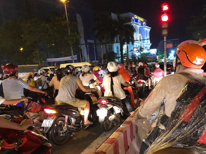 Giờ tan tầm chiều tối, các xe máy đua nhau lấn sang phần đường ngược chiều khiến các dòng phương tiện đan vào nhau, di chuyển rất khó khăn.