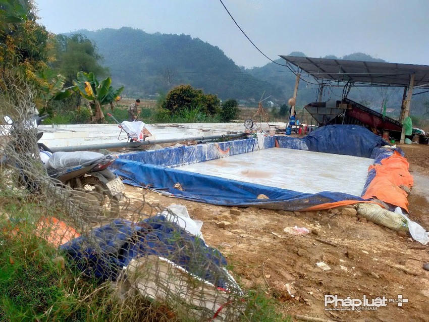 Bên ngoài cơ sở sản xuất chế biến tinh bột sắn tại thôn Tông Trang, xã Vinh Quang.