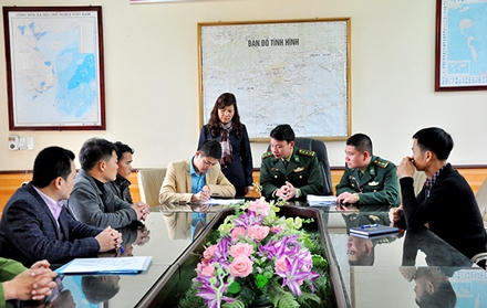 Cơ quan chức năng và đại diện gia đình các em nhỏ làm thủ tục nhận bàn giao các em. (Ảnh: báo Quảng Ninh).