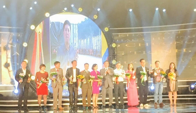 Ban tổ chức trao giải cho các tác giả nhận giải cao trong liên hoan.