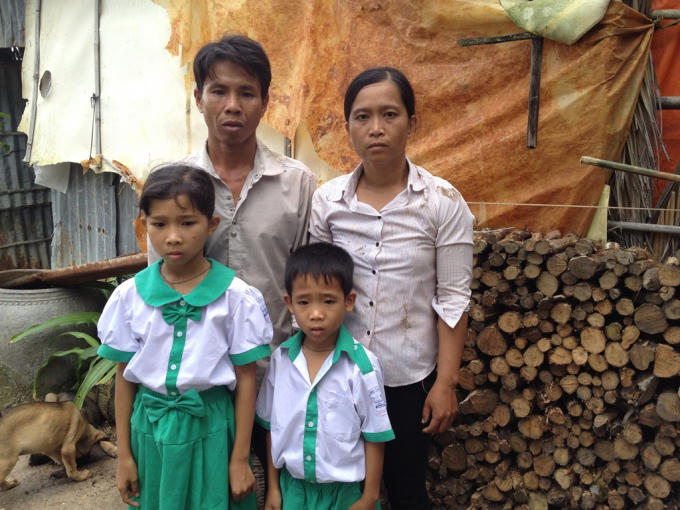 Gia đình anh Nhiều sống ở nơi bao quanh là sông nước.