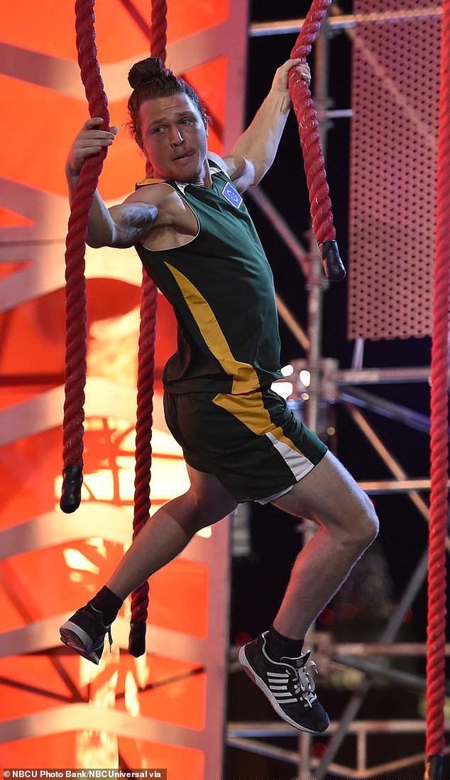 Youtuber dùng khẩu trang che điểm nhạy cảm, khỏa thân gây náo loạn phố ở Anh - ảnh 2