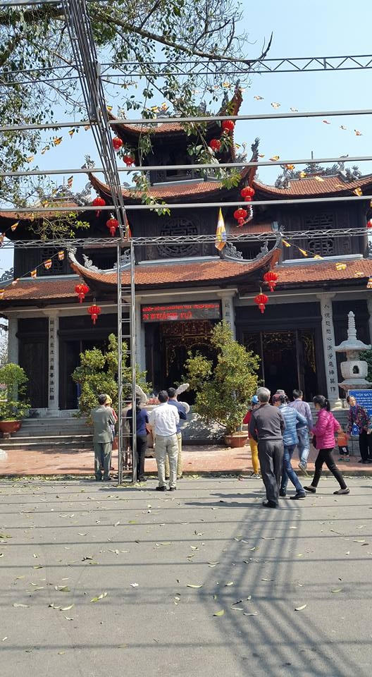 Chùa Thành náo nhiệt cảnh đi lễ đầu xuân. (ảnh: Minh Long).