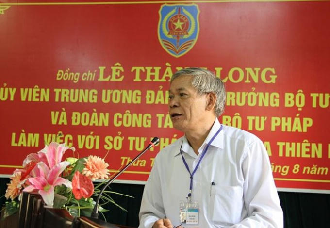 Giám đốc Sở Tư pháp Đoàn Chuẩn báo cáo kết quả công tác với Đoàn công tác và Bộ trưởng Lê Thành Long.