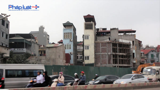 Những căn nhà có bề ngang "siêu hẹp" khiến cảnh quan trên tuyến đường nghìn tỷ trở nên vô cùng "nhếch nhác". (Ảnh: Lê Hải)