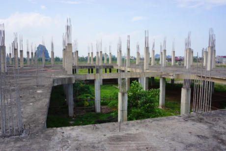 Cạnh nhà điều hành 9 tầng là khu nhà chức năng đã được đổ móng kiên cố với hàng chục trụ cột xi măng, lõi thép dang dở.