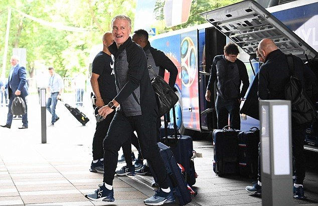 HLV Didier Deschamps đang đứng trước cơ hội dẫn dắt tuyển Pháp vô địch World Cup với tư cách HLV. Năm 1998, ông là đội trưởng của tuyển Pháp với chức vô địch lịch sử.
