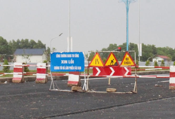 Ở đầu tuyến phía Bắc Giang, khi đi hết cao tốc Hà Nội - Bắc Giang, người tham gia giao thông gặp ngay hàng rào và biển báo công trường, không cho đi vào cao tốc Bắc Giang - Lạng Sơn.