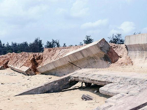 Công trình đê, kè chống xói lở bờ biển Tam Quan mới đưa vào sử dụng “tan nát”. Ảnh: Tr.Định.