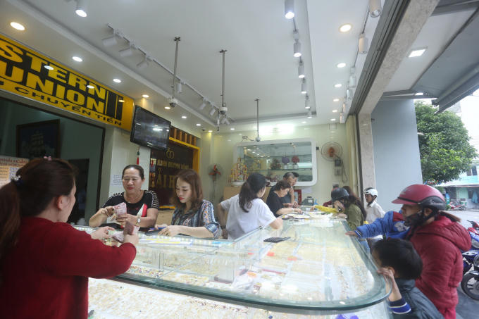 Càng đến trưa, lượng khách đổ về mua vàng càng tấp nập, khiến chủ cửa hàng vừa mệt, vừa vui.