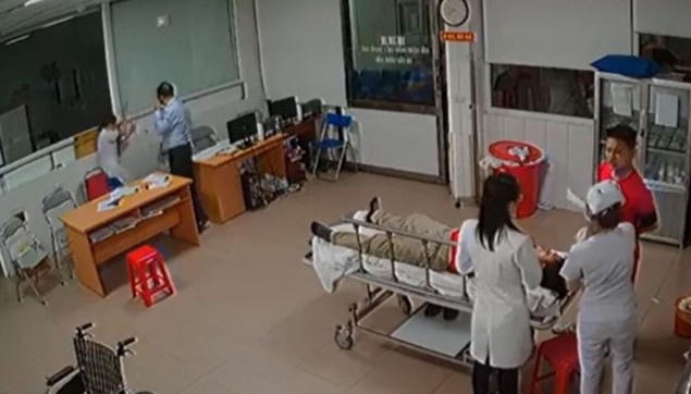 Hình ảnh được camera an ninh của Bệnh viện 115 Nghệ An ghi lại ở thời điểm xảy ra vụ việc.