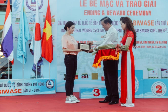 Lý Nhã Kỳ giản dị tới động viên các vận động viên tham dự giải đua xe đạp quốc tế Bình Dương mở rộng tranh cúp Biwase 2016.