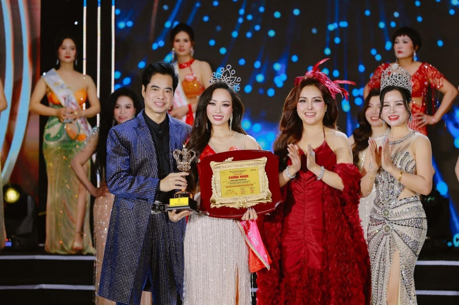 Khoảnh khắc tân Hoa hậu Nhân ái Phạm Thị Phương được Chủ tịch Đặng Gia Bena cùng Danh ca Ngọc Sơn và Hoa hậu Nhân Ái Nguyễn Thị Bích Hợp trao vương miện, cup, bằng khen và sash danh vị.