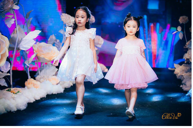 Mở màn với bộ sưu tập “EllieVu in wonderland”, người xem không khỏi choáng ngợp trước những thiết kế “high fashion” được làm từ chất liệu lụa, ren, hoa thêu nổi, organza silk và voan lưới dập nhiệt thủ công tạo nên những nếp sóng mềm mại cho những bộ váy áo “tiểu thư” đậm chất cổ điển mà nhãn hiệu thời trang EllieVu đã dày công theo đuổi.
