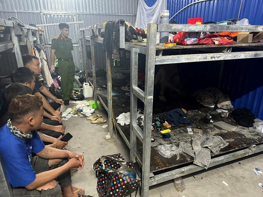 Lực lượng Công an tỉnh Quảng Ninh kiểm tra các khu lán trại có lao động tỉnh ngoài tạm trú.