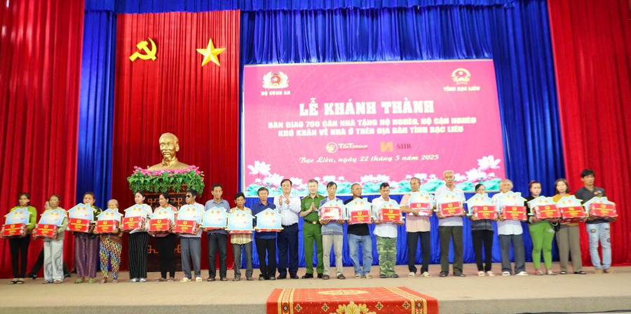 Trung tướng Nguyễn Ngọc Lâm - Thứ trưởng Bộ Công an cùng ông Huỳnh Quốc Việt - Ủy viên dự khuyết BCH TW Đảng, Phó Bí thư Thường trực Tỉnh ủy Bạc Liêu, trao bảng tượng trưng căn nhà và quà của Bộ trưởng Bộ Công an tặng các hộ nghèo, hộ cận nghèo khó khăn về nhà ở trên địa bàn tỉnh Bạc Liêu.