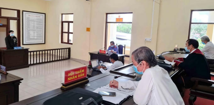 Những người tham dự phiên toà đều phải thủ test nhanh (Ảnh Mỹ Pha).