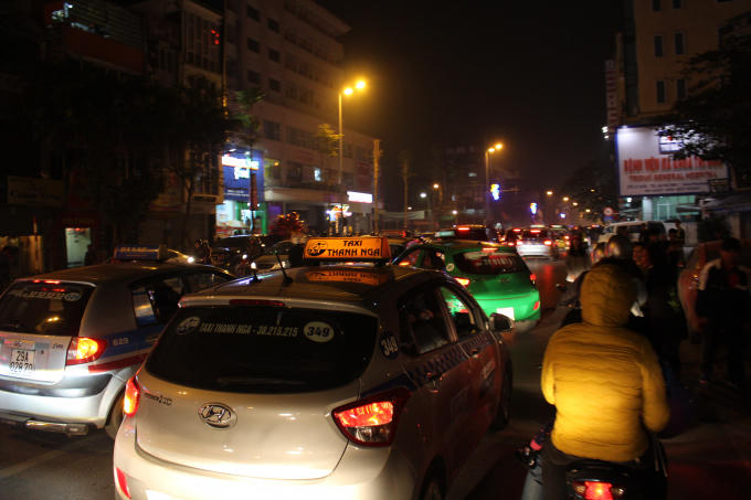 Từ khoảng 21h ngày 31/12, "cửa ngõ" trung tâm TP Hà Nội đã bị kẹt cứng khiến hàng ngàn phương tiện không thể di chuyển trên đường.