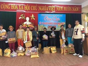 Công ty khai thác khoáng sản Phước Minh trao quà cho bà con nghèo ở huyện Phước Sơn.