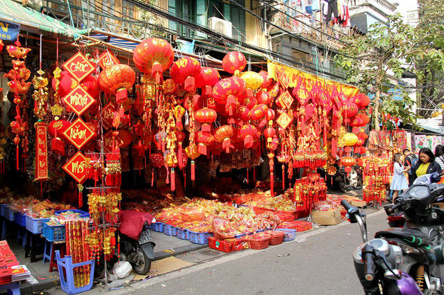 Phố Hàng Mã những ngày giáp Tết luôn rực rỡ, nhộn nhịp và đông đúc người mua sắm đồ trang trí để chuẩn bị cho Tết Nguyên đán.