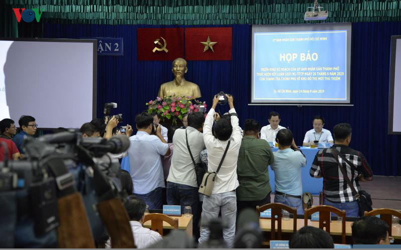 Đông đảo các phóng viên tham gia tác nghiệp tại buổi họp báo.