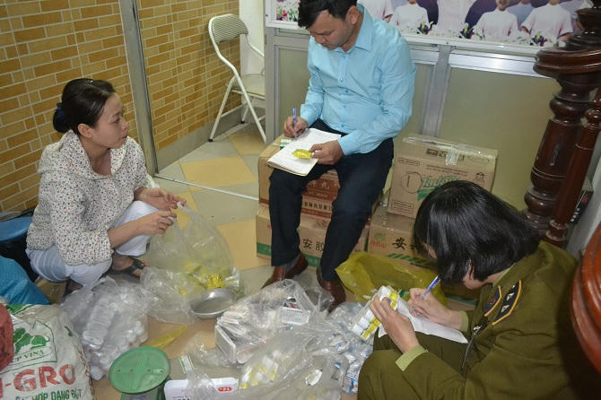 Đoàn kiểm tra phát hiện nhiều loại thuốc được ghi bằng tiếng Trung Quốc và thuốc trộn, thuốc pha chế không có nguồn gốc tại phòng chẩn trị. Ảnh: Sở Y tế Hà Nội.