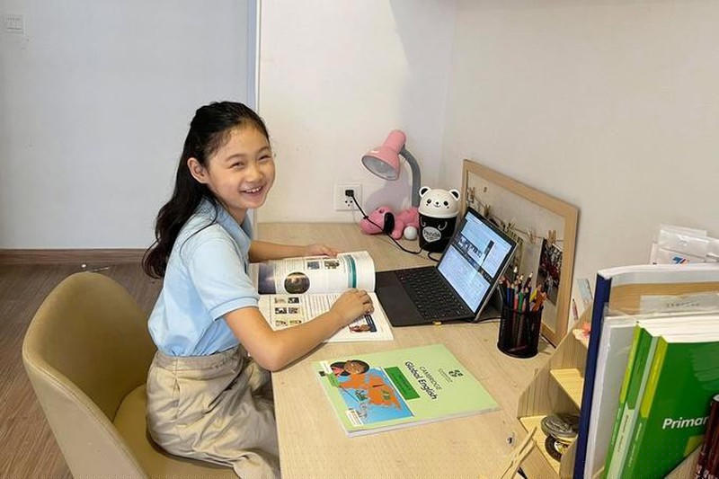 Tiểu Panda - con gái đầu lòng của hoa hậu Hương Giang - năm nay 8 tuổi nên tự giác việc học hành khiến bố mẹ vô cùng an tâm. Hoa hậu cho hay cô theo sát toàn bộ nội dung chương trình để hướng dẫn thêm cho con nếu phù hợp. 'Tôi nghĩ chuyện phụ huynh kèm con học sẽ tùy theo từng gia đình và khả năng truyền đạt của bố mẹ. Không phải ai cũng có thế mạnh đó, nhưng bằng cách này hay cách khác phụ huynh vẫn hỗ trợ con học được', cô nói.