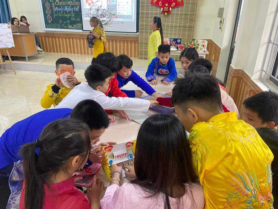 Học sinh trải nghiệm không khí đón tết nguyên đán.
