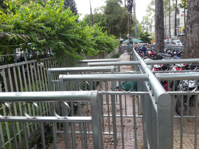 Tuy nhiên, vỉa hè được xây dựng thành 2 lối, bên ngoài có diện tích hơn 2m được cho kinh doanh bãi gửi xe, còn lối dành cho người đi bộ chỉ rộng khoảng 1m sát bên hàng rào của bệnh viện Chợ Rẫy.