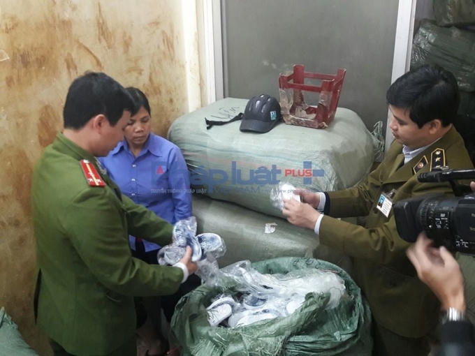 Lực lượng chức năng đang bắt giữ số hàng lậu.
