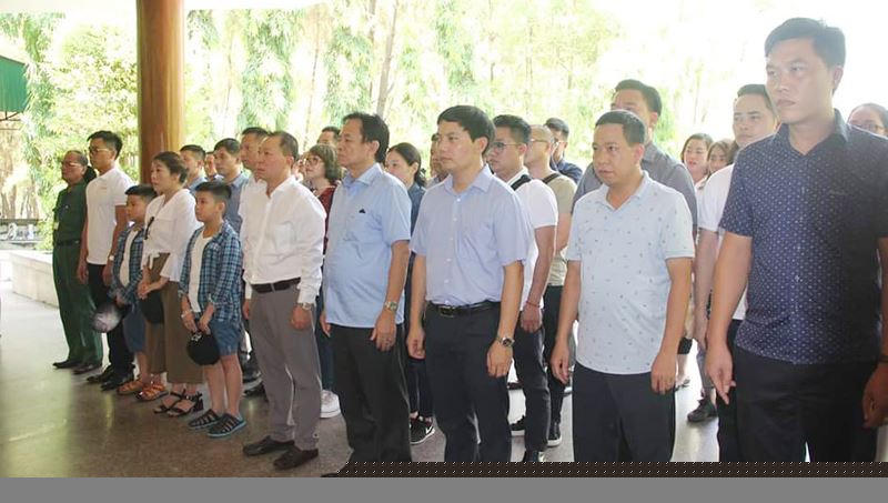 Đoàn công tác Báo PLVN thành kính tri ân cố Đại tường Võ Nguyên Giáp.