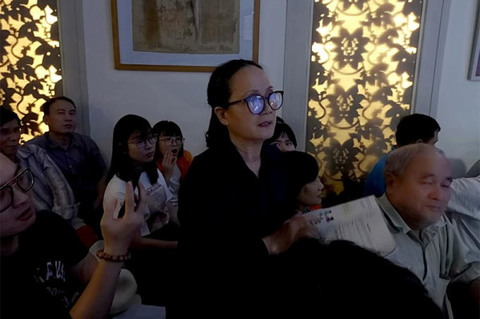 Cô giáo dạy tiểu học gần 40 năm đặt nhiều câu hỏi với GS Đại. Ảnh: Lê Anh Dũng