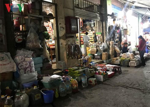 Trong các khu chợ bày bán đa dạng các mặt hàng nhưng hầu hết đều không có nguồn gốc hay hạn sử dụng.