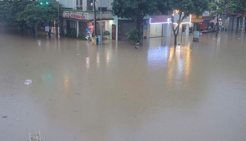 Ngập sâu tại ngã tư đường Lương Ngọc Quyến - Phan Đình Phùng, TP. Thái Nguyên.